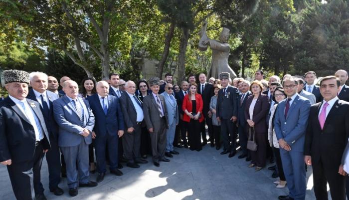 President Ilham Aliyev attended the unveiling of Ashig Alasgar‘s monument in Baku