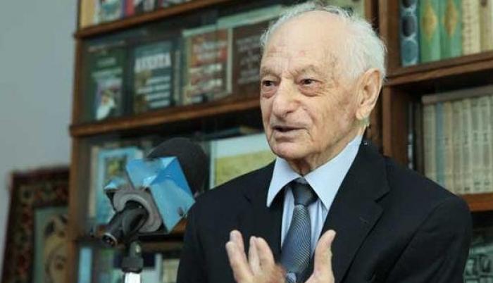 Klassik Şərq və klassik Azərbaycan ədəbiyyatının tədqiqatçısı (Pənah Xəlilov <abbr>-</abbr> 100) <abbr>-</abbr> Salidə Şərifova