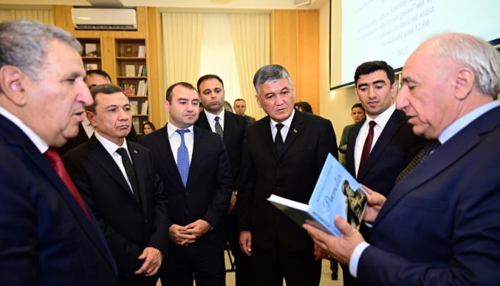 “Türkmənistan ədəbiyyatı guşəsi”nin açılışı və ziyalıların iştirakı ilə dəyirmi masa keçirilib